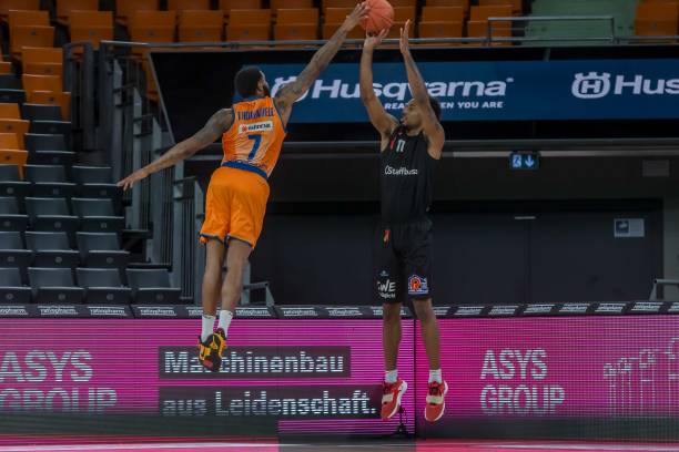 注重中场的 注重中场的